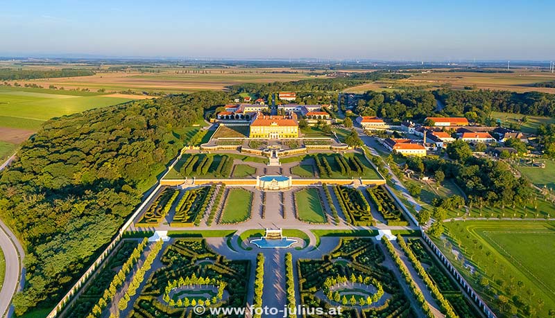 4125b_Schloss_Hof.jpg