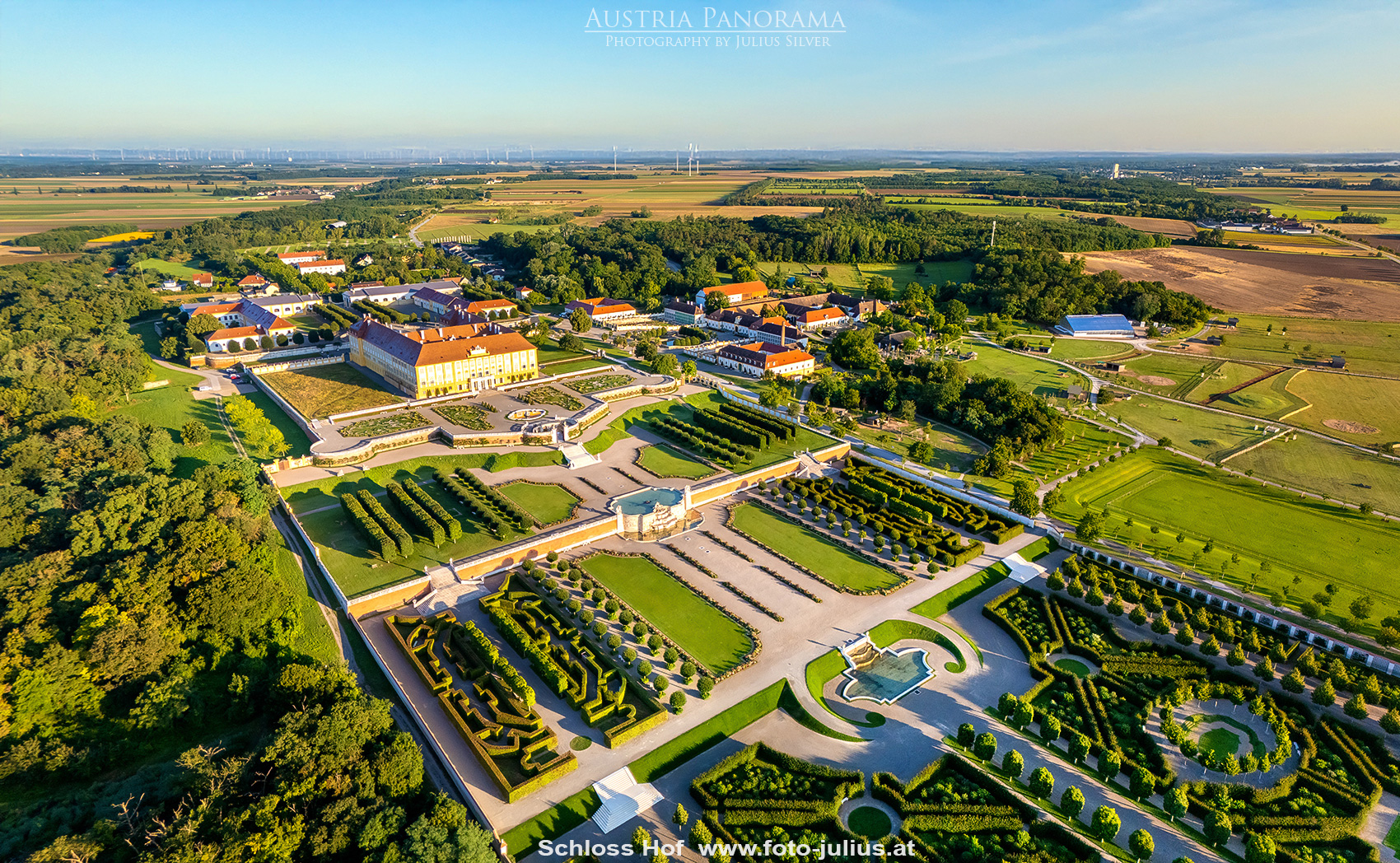 4126a_Schloss_Hof.jpg, 1,3MB