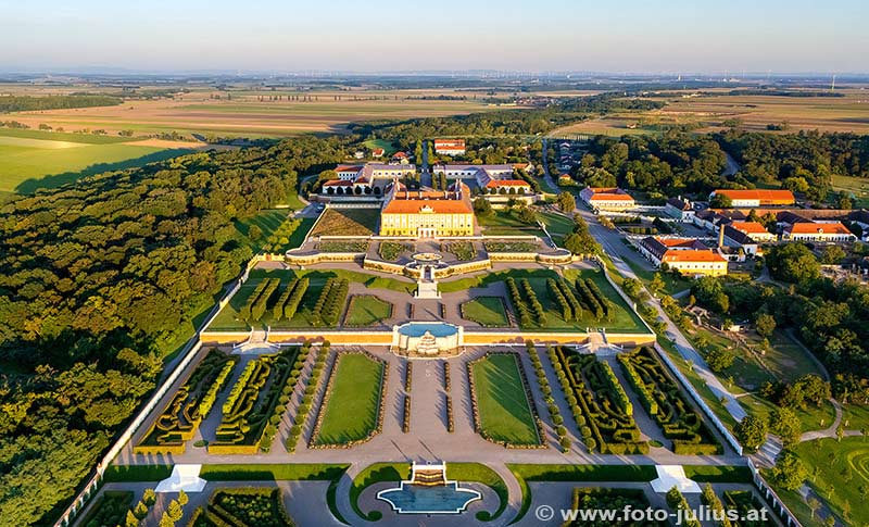 4129b_Schloss_Hof.jpg