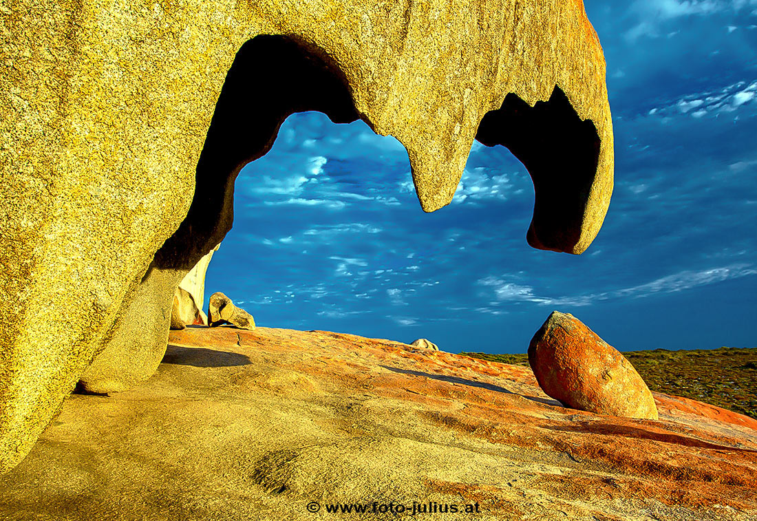 Australia_150b_Kangaroo_Flinders_Chase_Remarkable_Rocks.jpg, 425kB