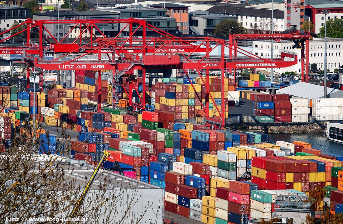 Linz_236b_Containerhafen.jpg, 253kB