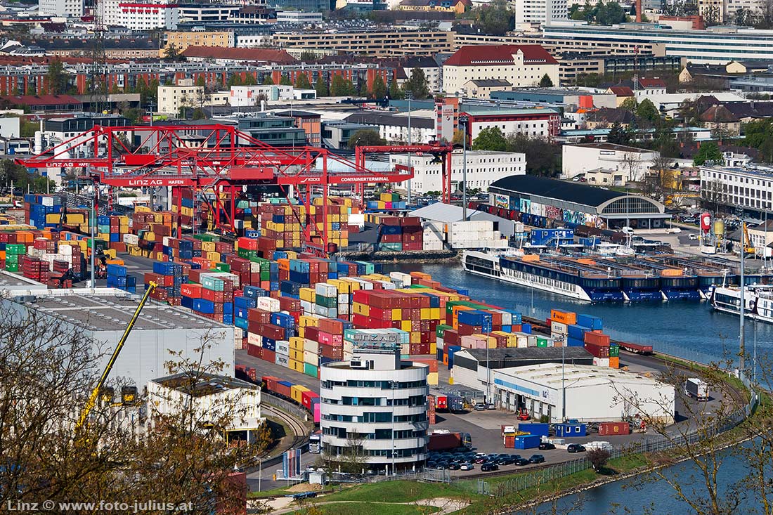 Linz_237b_Containerhafen.jpg, 268kB