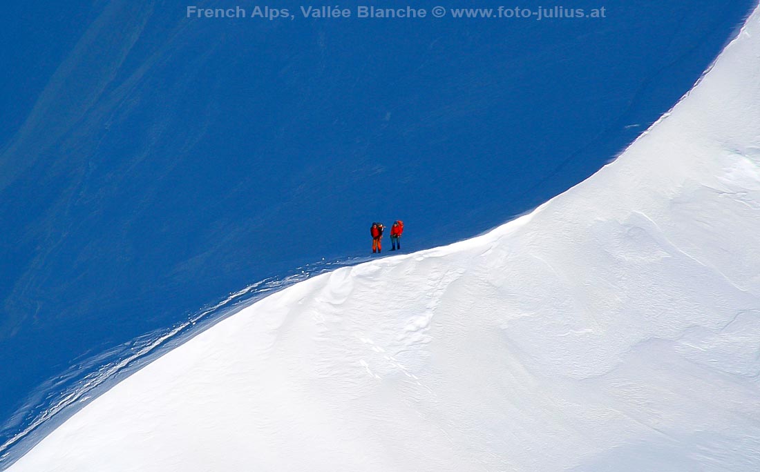 fra012b_Mont_Blanc_Massif_Climbers.JPG, 76kB