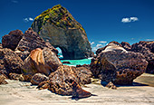 NewZealand166_Sea_Wharariki_Beach.jpg, 18kB