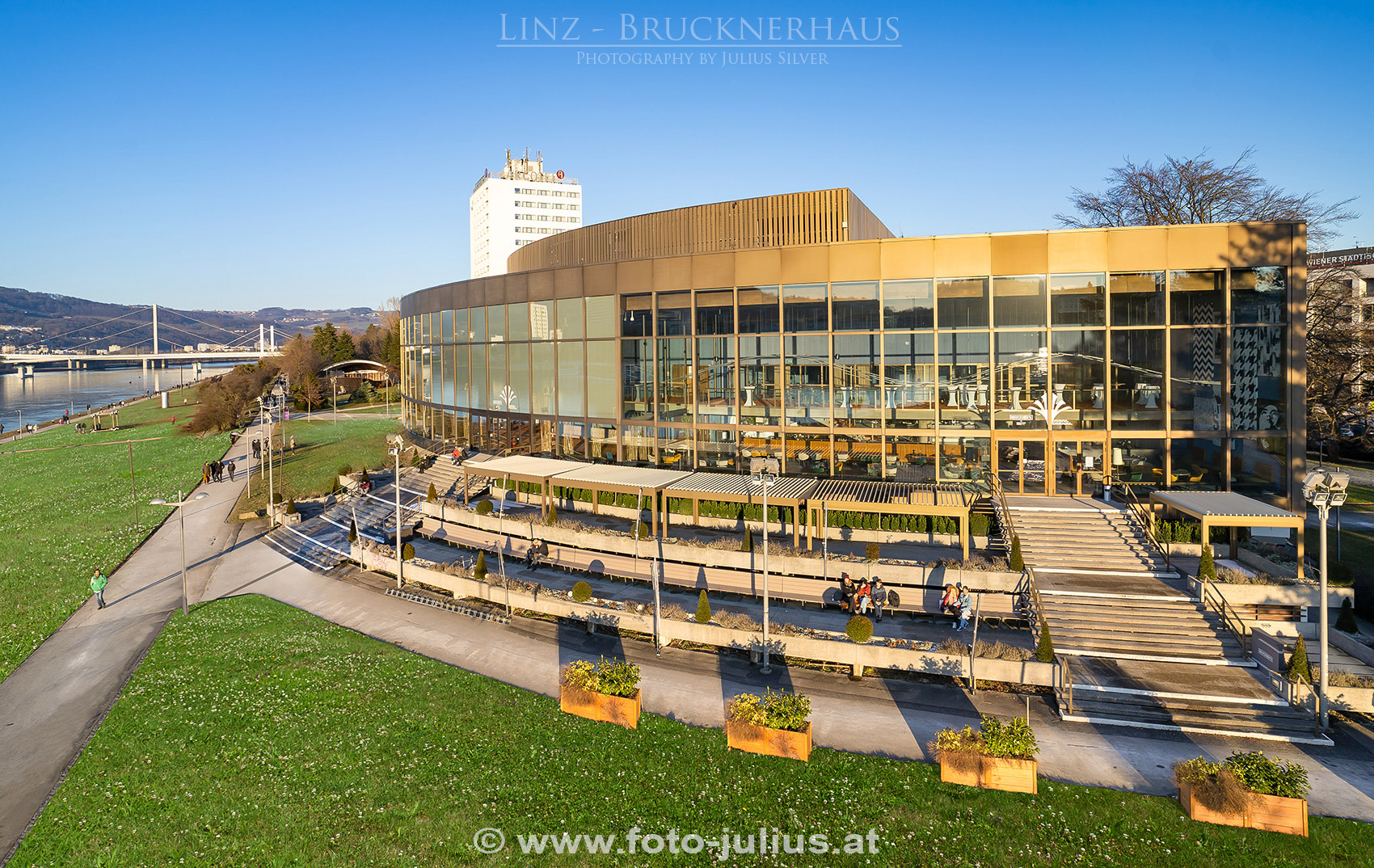 Linz_131a_Brucknerhaus.jpg, 824kB