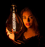 portrait_093_Frau_mit_Gluhbirne_Edison_Lampe.jpg, 13kB