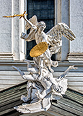 W6719_Michaelerkirche_Michael_Drache_JHWH.jpg, 20kB